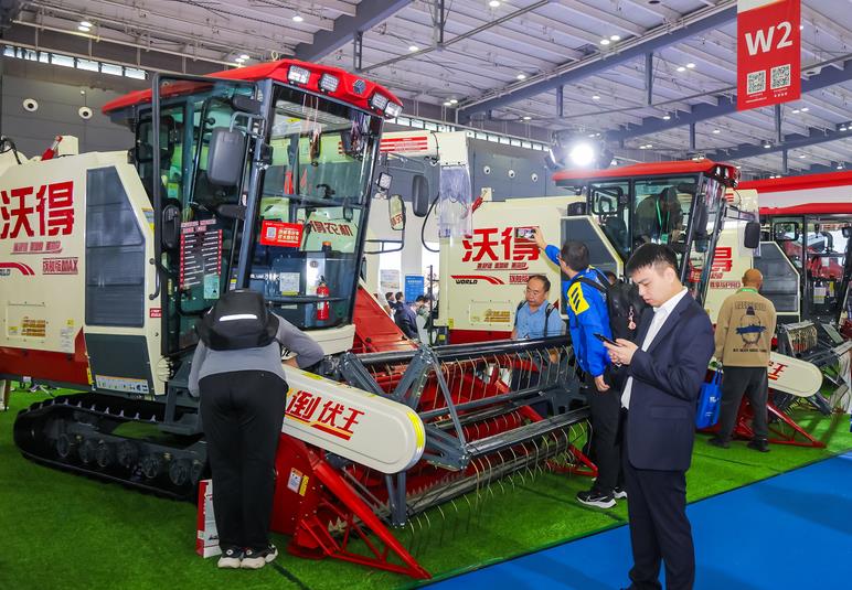 敦煌树林农机专业合作社研制葡萄拉膜机田间作业试验取得成功